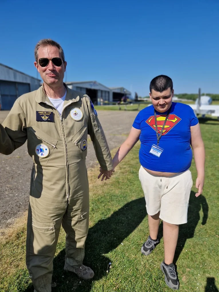 Un jeune accompagné par un pilote lors d'une sortie découverte organisée par ARK